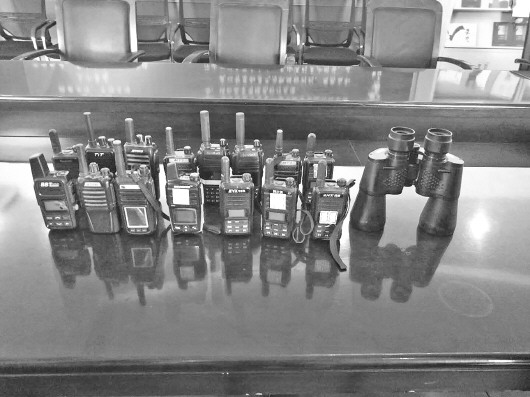 违法大货车“抱团”躲交警执法:蹲守警队跟踪警车