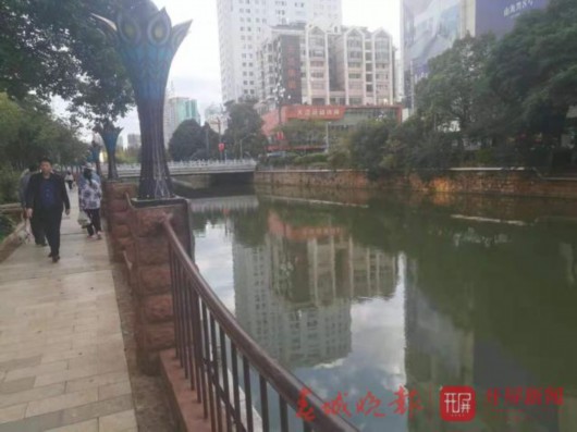 大二女生:大二女生疑遭搂抱扇打后溺亡 所在寝室已搬离 酒吧外的盘龙江