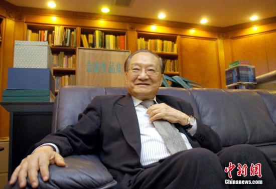 2005年5月27日,香港著名作家查良镛在其创作武侠小说五十周年之际,接受中新社记者专访,金庸说 “书” 论“剑”谈笑风生。中新社记者 洪少葵 摄