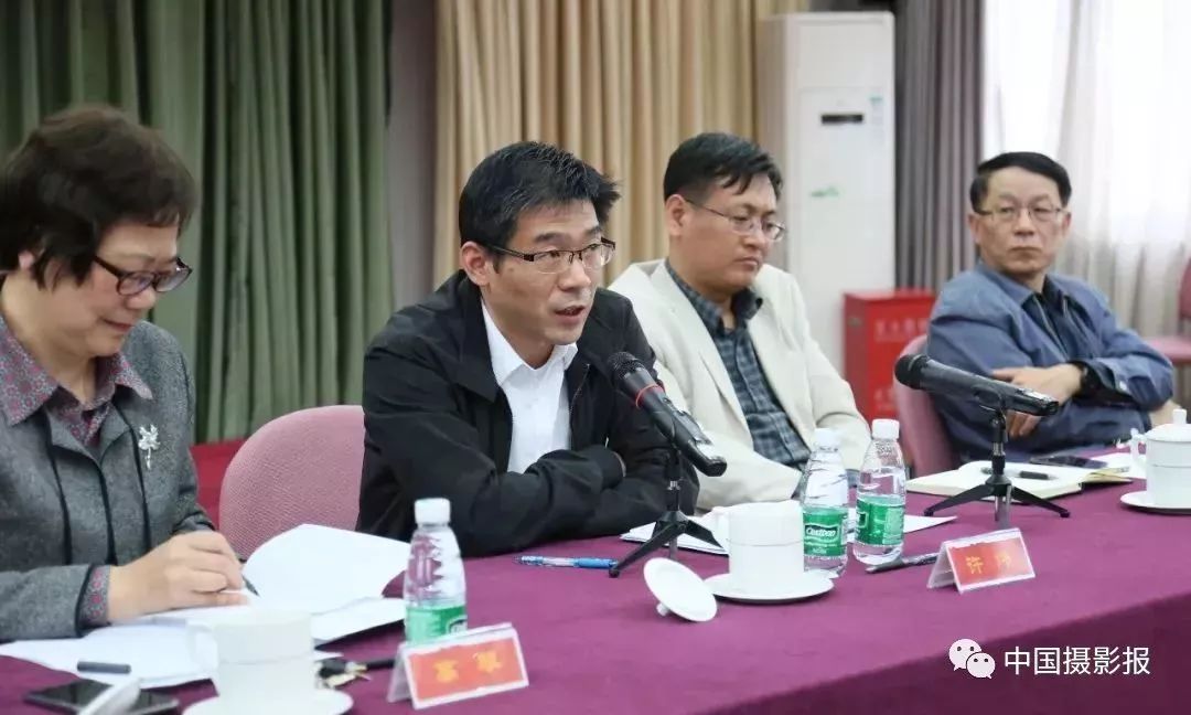 中宣部版权管理局社会服务处许炜副处长(左二)出席会议听取摄影家意见