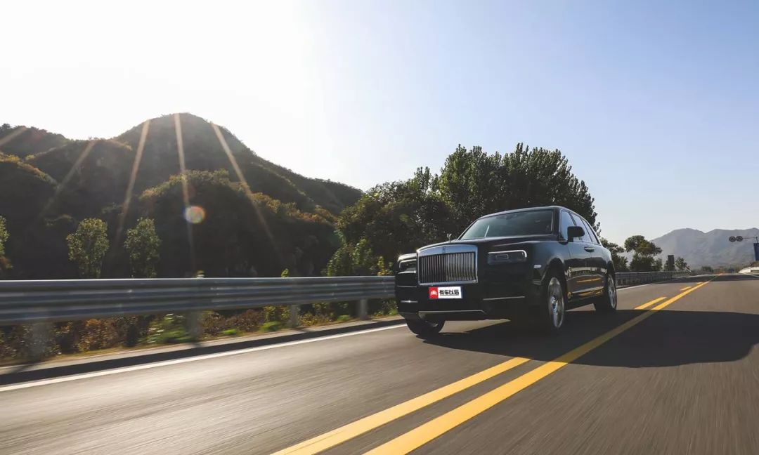 地球上最顶级的SUV，试完车整个人都飘了～～