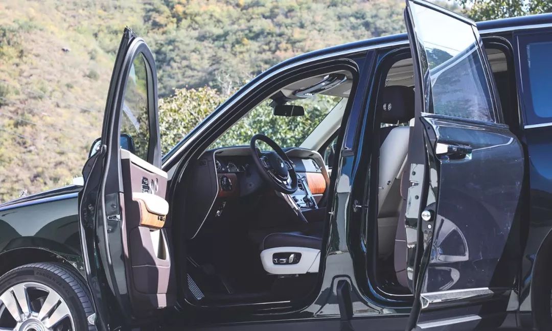 地球上最顶级的SUV，试完车整个人都飘了～～