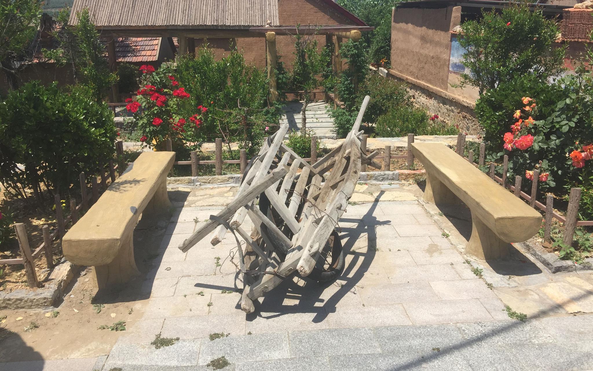 烟庄村六姐妹故居门前,放着当年支前的独轮车.新京报记者 王巍 摄