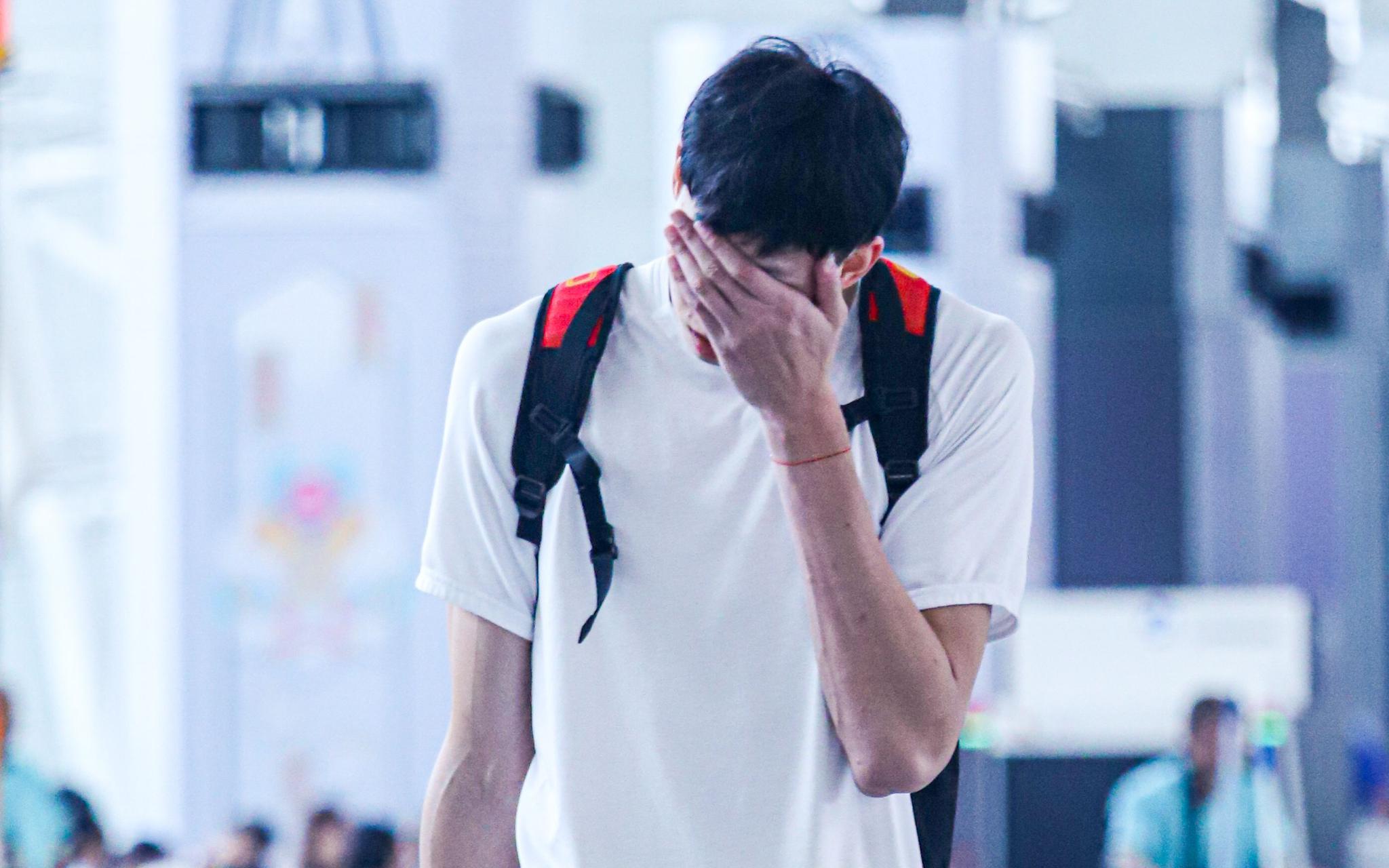 世界杯后返程,周琦失落之情溢于言表。圖/Osports