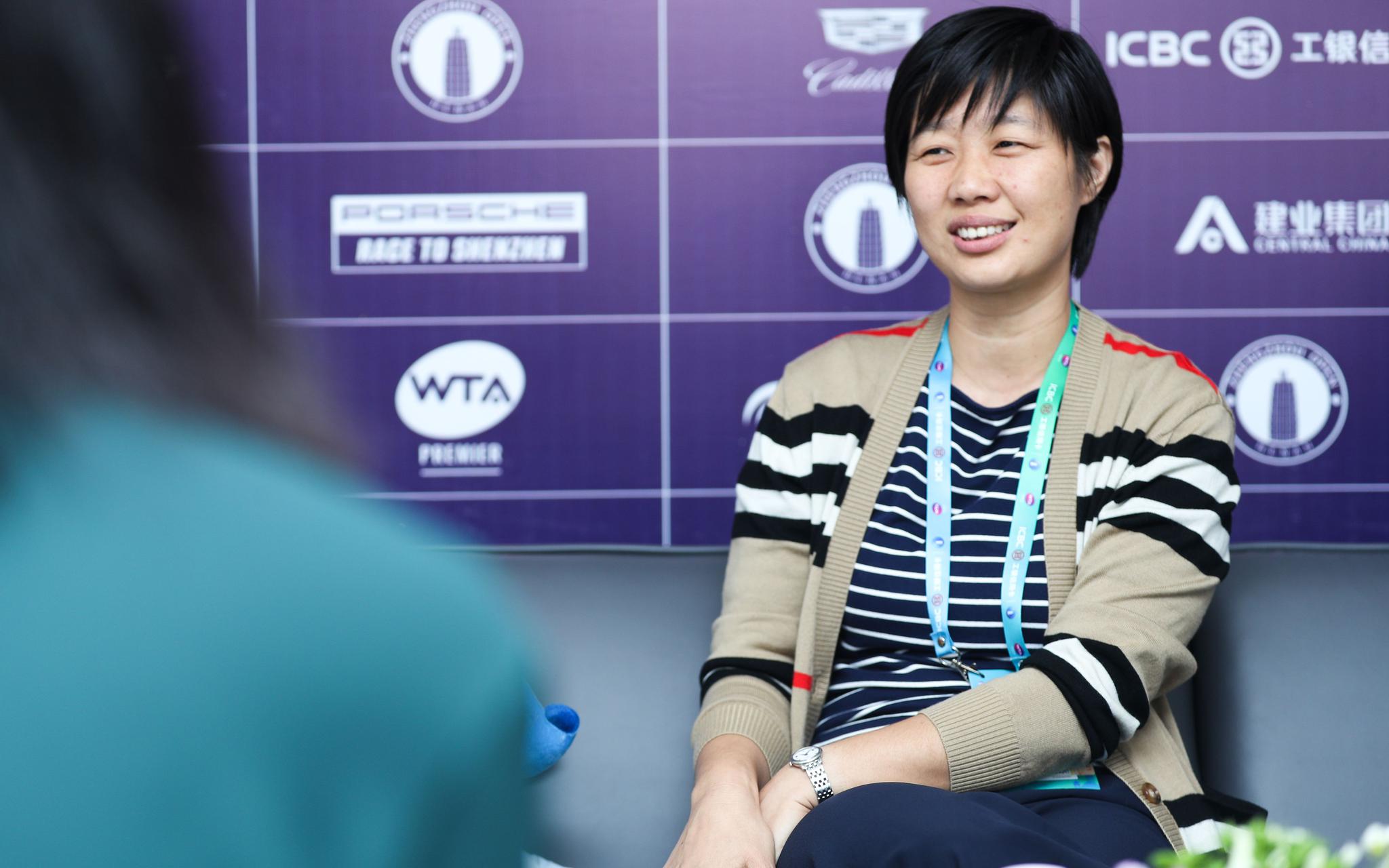 孙甜甜变身"服务员",办赛期间晚上12点前不回家|孙甜甜|郑洁_新浪新闻