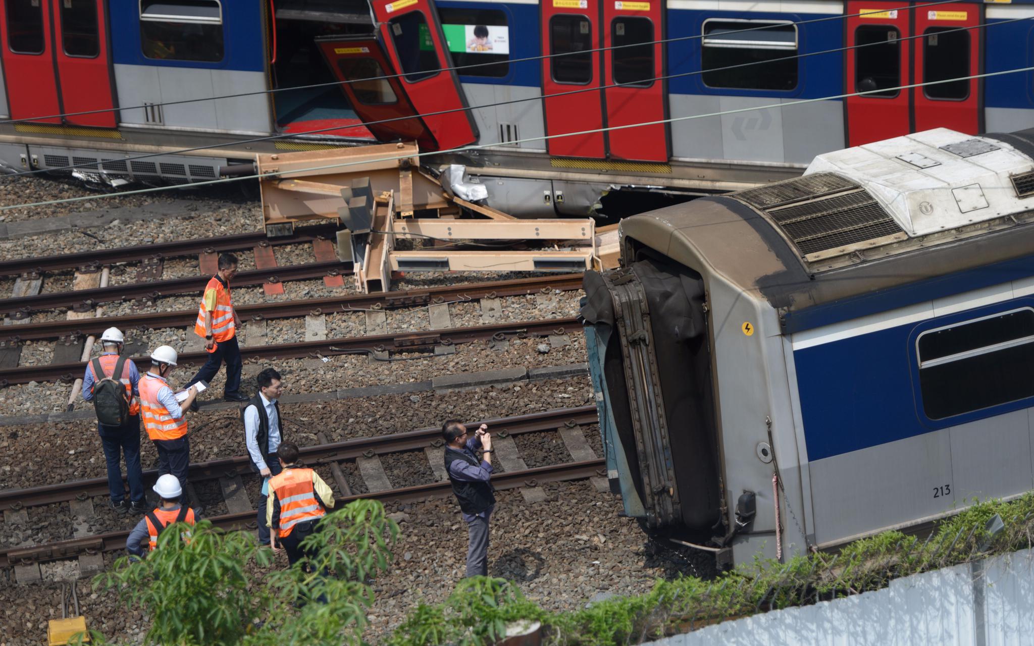 港铁红磡站附近列车脱轨撞上另一列车,消防称有3人不适