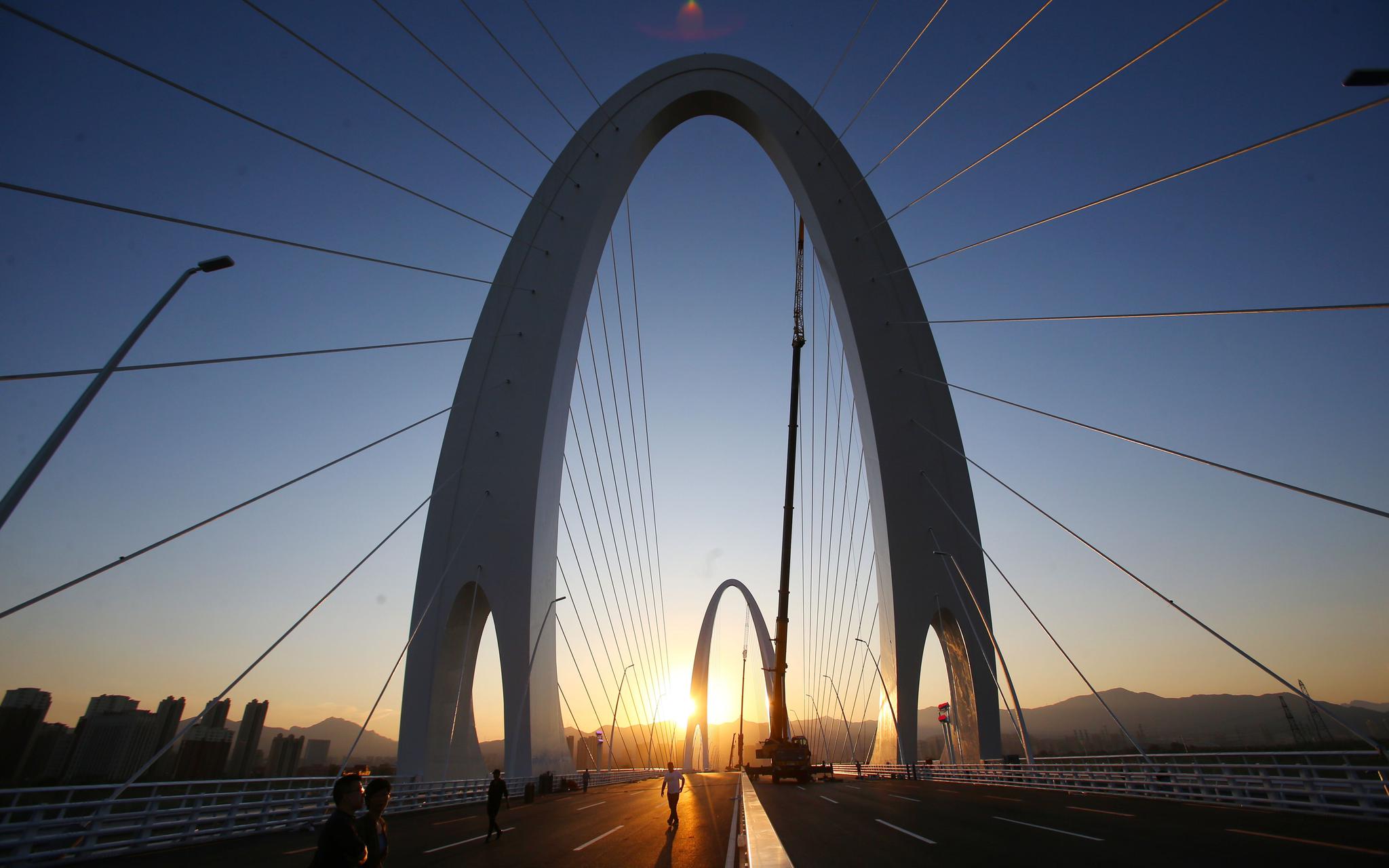 今天上午9点，修建历时超过3年的新首钢大桥将正式开通。摄影/王贵彬
