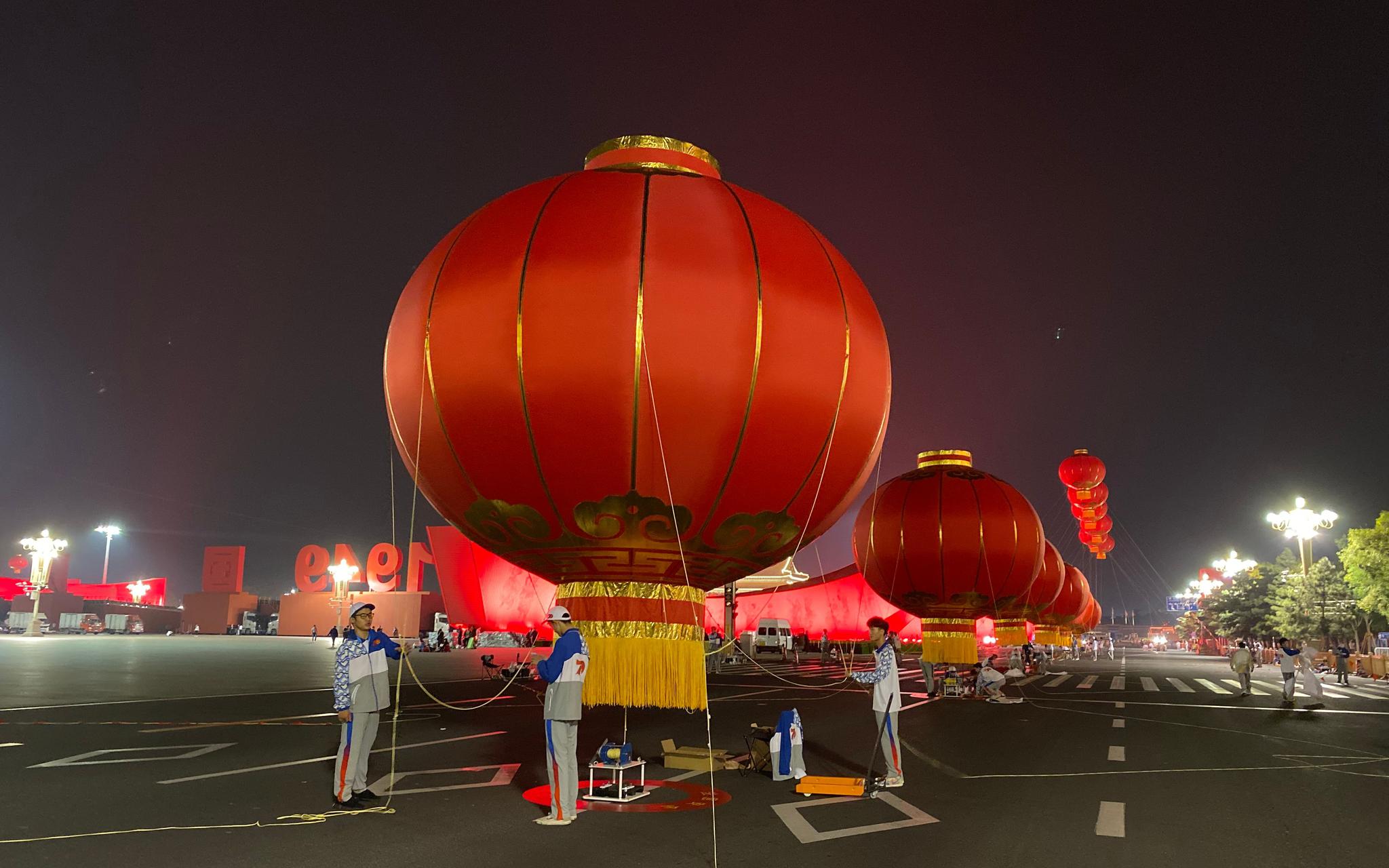 保障大红灯笼高高升起北体大志愿者彻夜未眠