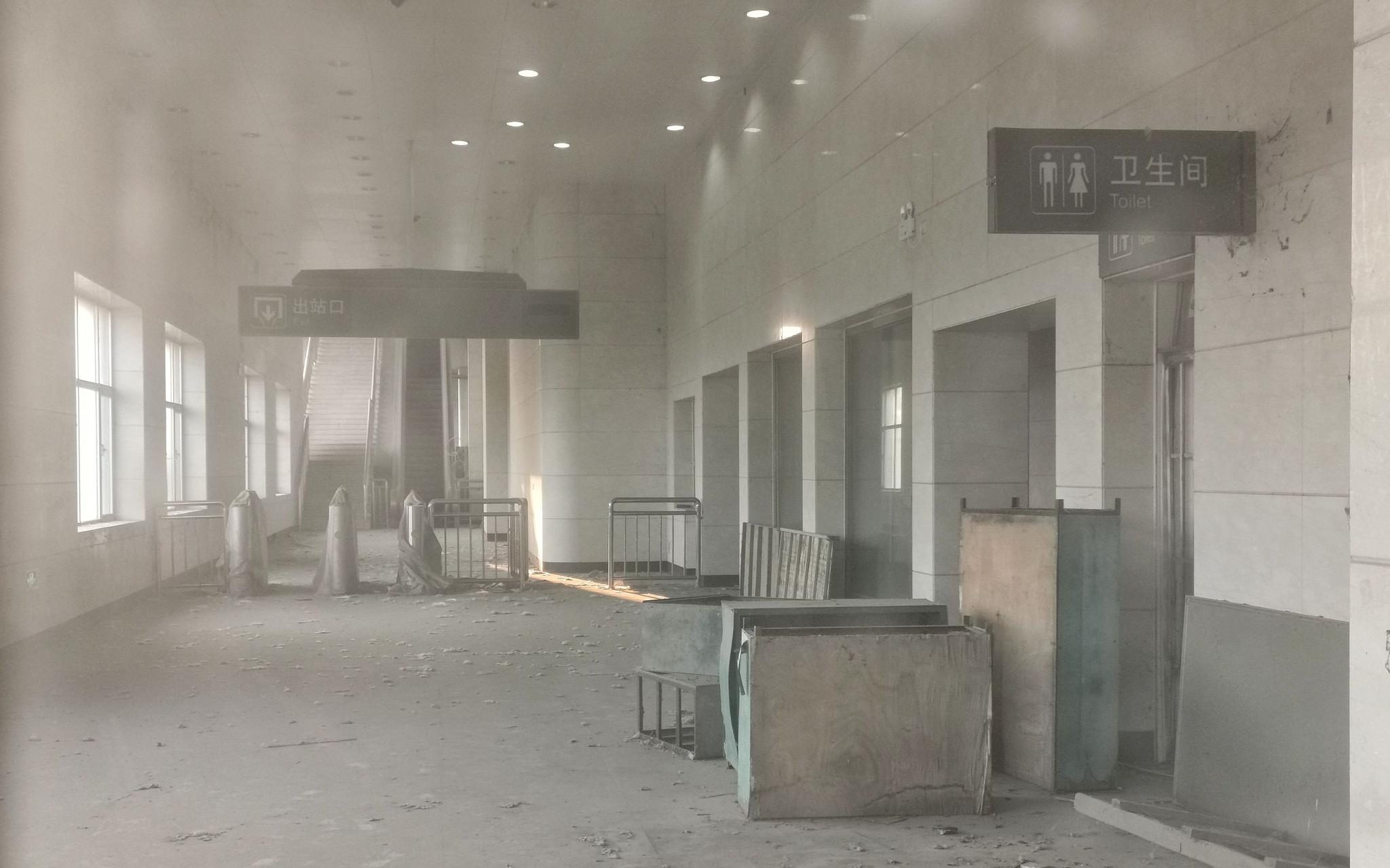 亦庄地铁:北京亦庄火车站建成十年未开通 官方回复来了 车站内的地面上积满了厚厚一层尘土。摄影/新京报记者 裴剑飞