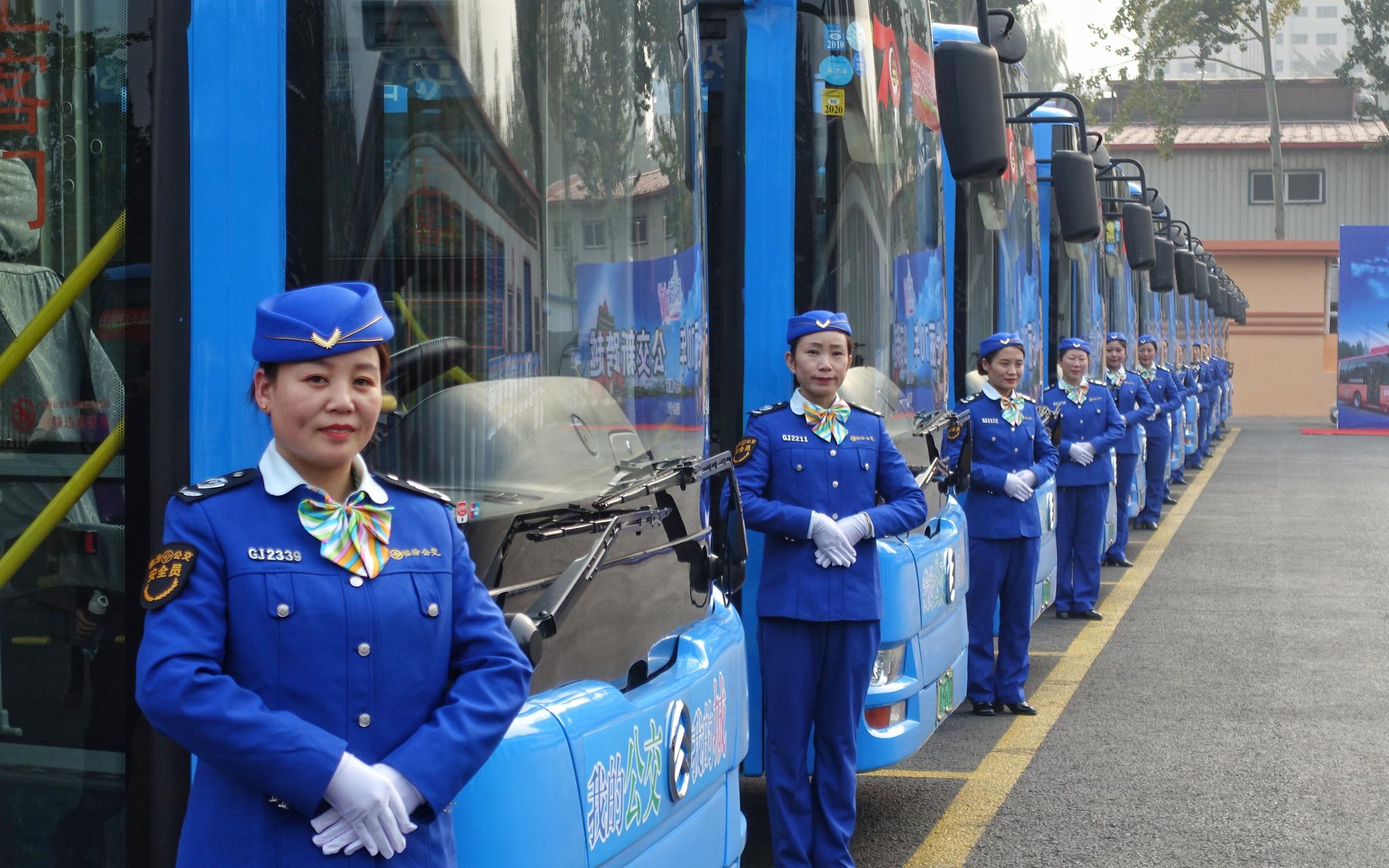 近日，临汾市四百余辆公交车全部更新为纯电动车型，每年可减少二氧化碳排放量2.5万吨。摄影/新京报记者 裴剑飞