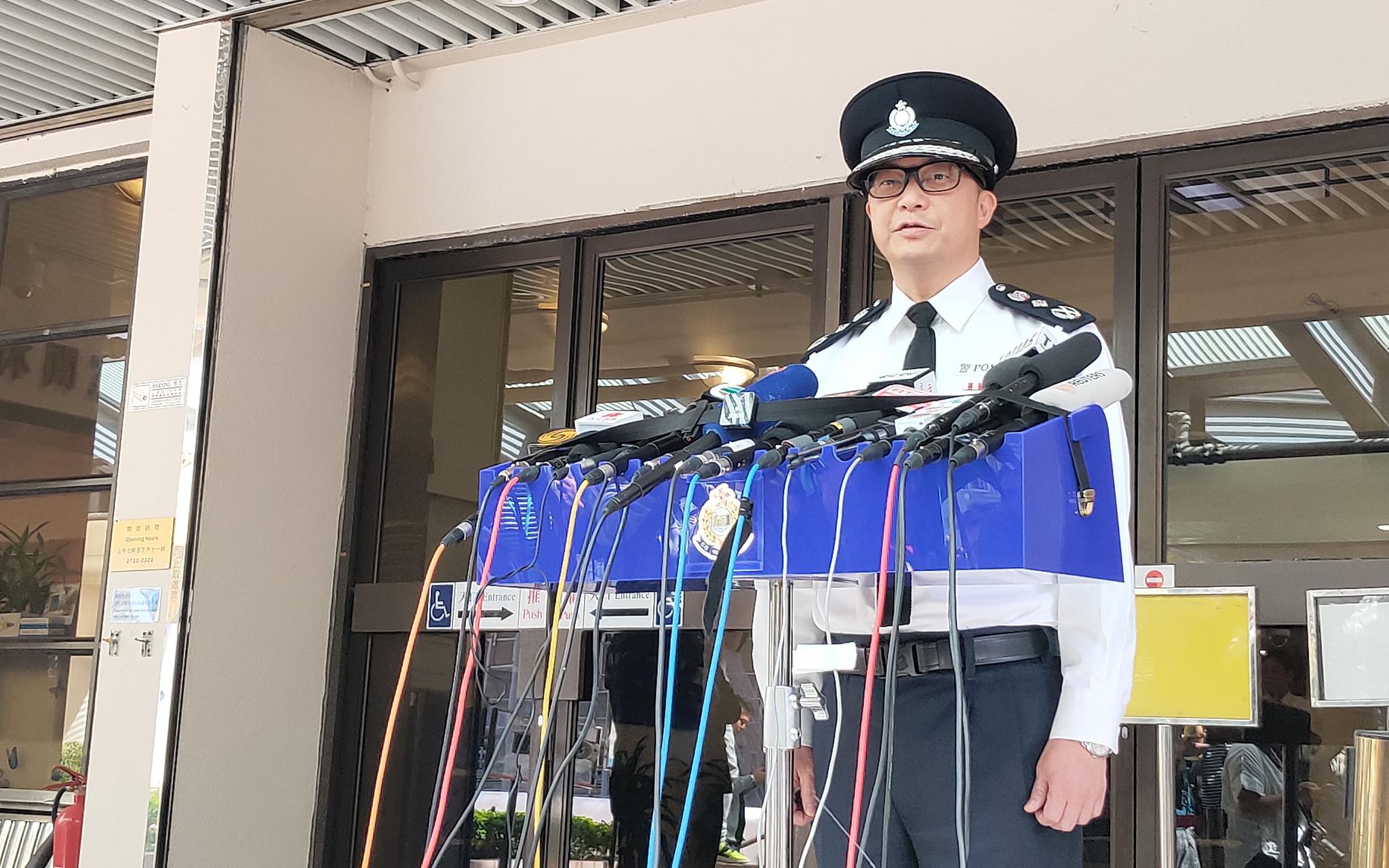 香港警务处新任处长邓炳强介绍理大情况。 来源：新京报特派香港报道组 摄