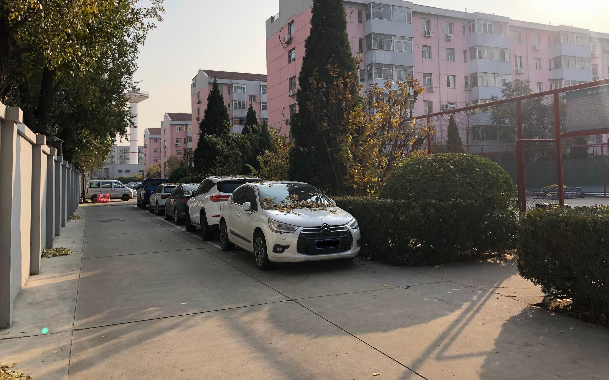 北京昌平一小区被指切断市政路 周边居民出返老