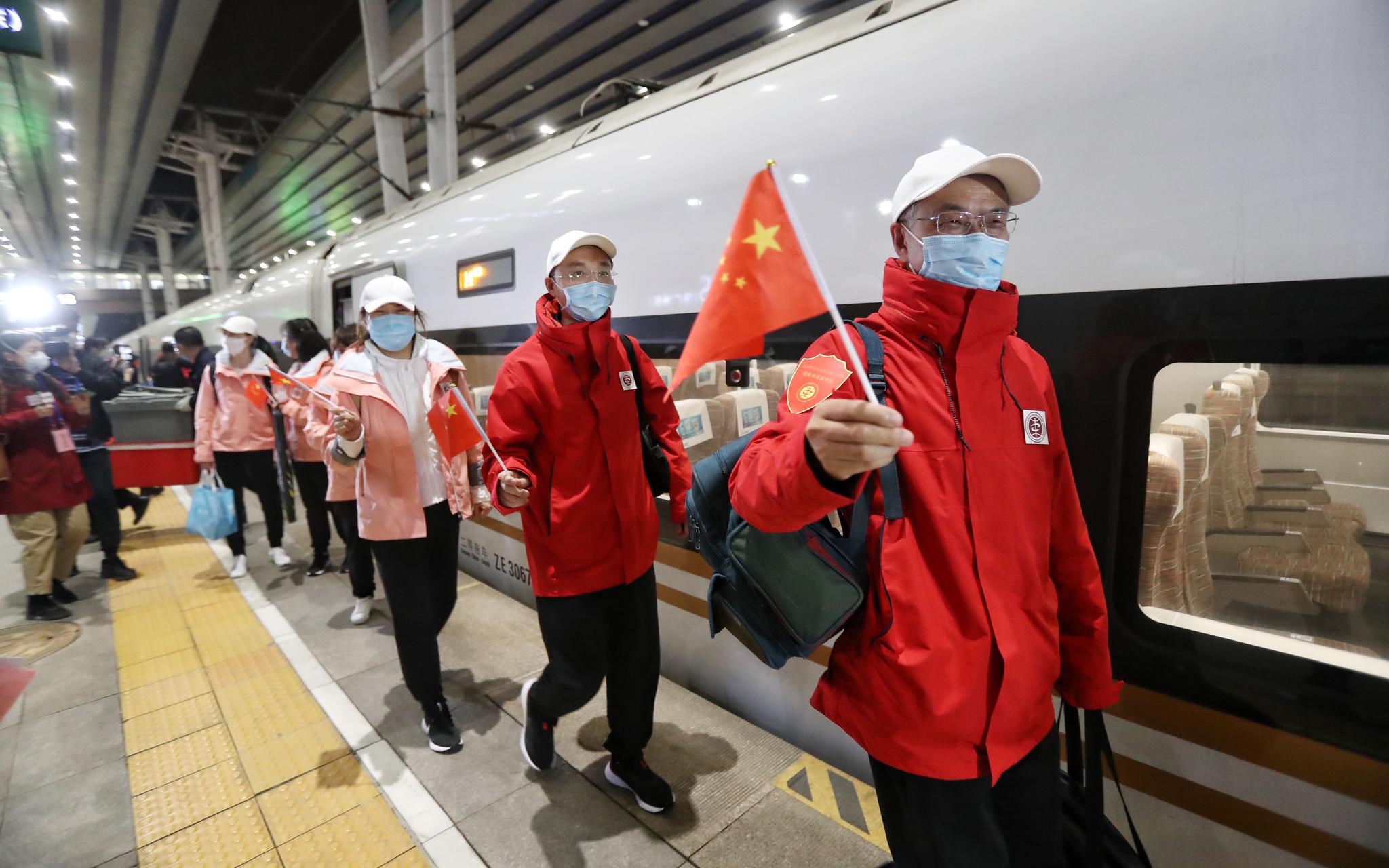 两支援鄂医疗队今晚抵达北京西站