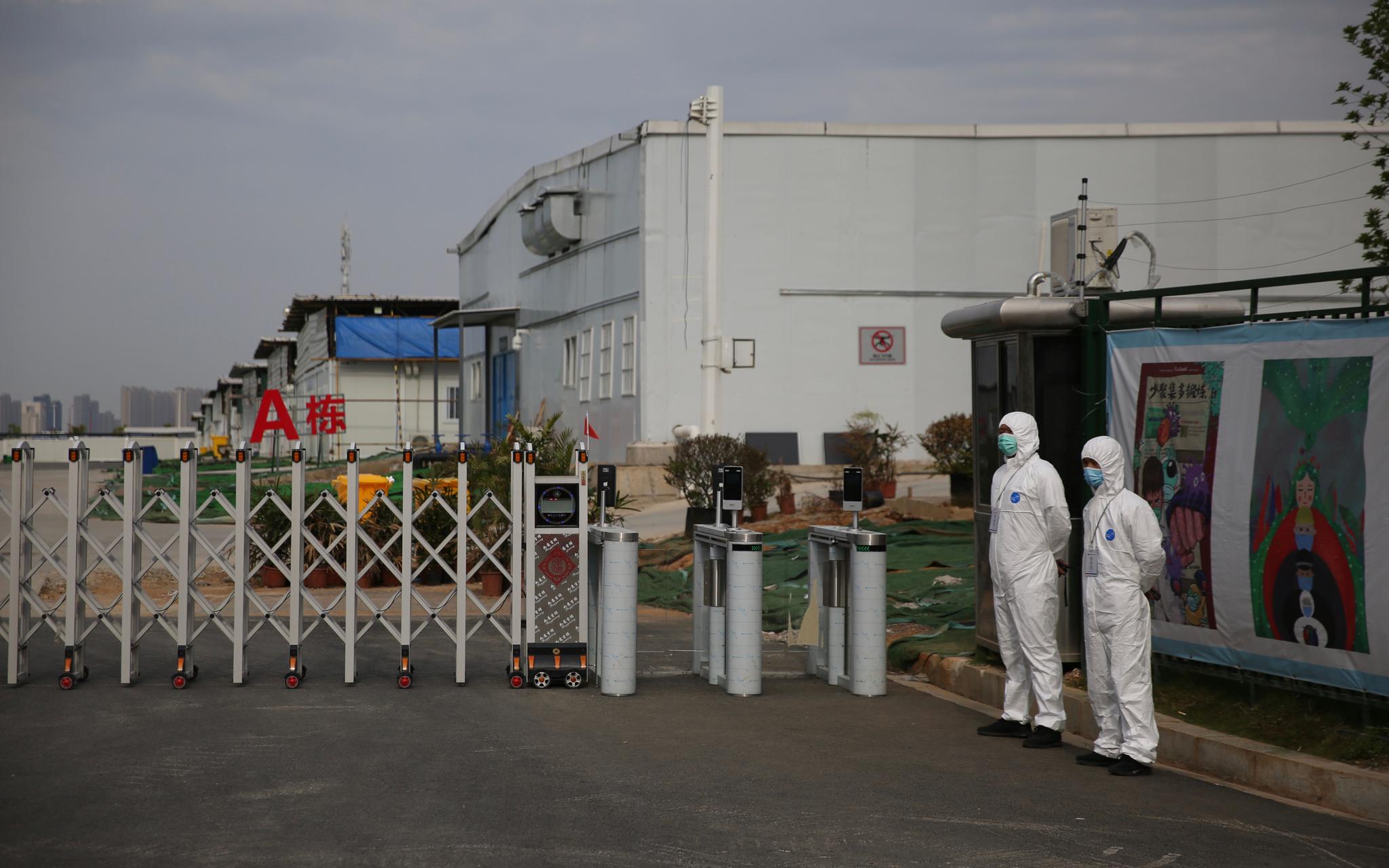 身穿防护服的工作人员在雷神山医院执勤。新京报记者 郑新洽 摄