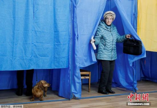 当地时间3月31日，乌克兰总统大选期间，民众在投票站投票。