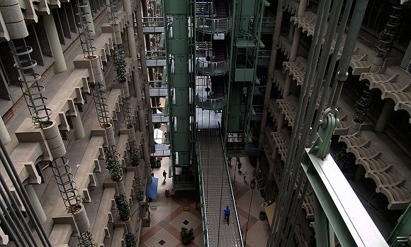 津巴布韦首都哈拉雷的东门购物中心既没有空调,也没有暖气,但一年四季