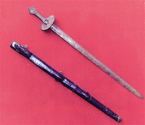 青龙剑深藏屋檐板留给子孙看