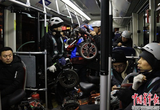 夜30路公交车上的代驾司机。中国青年报·中青在线记者 李若一/摄