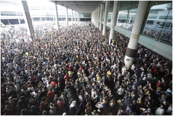 （示威者占领巴塞罗那埃尔普拉特机场。图源：加泰罗尼亚媒体La Directa）