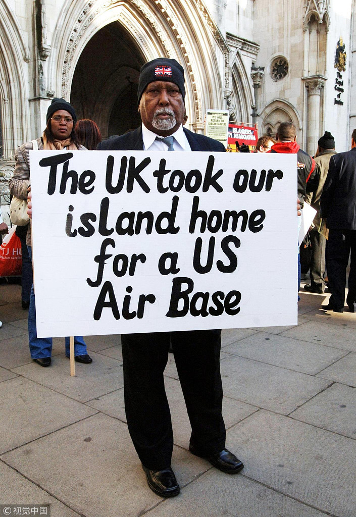 2007年2月5日，英国伦敦，查戈斯岛民在英国高等法院外示威，要求法院支持他们的请求，允许他们返回家乡。 图自视觉中国