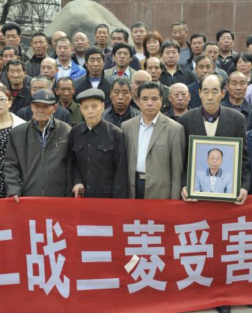 中国幸存者及遗属合影，他们要求日本公司给予赔偿。图自共同社
