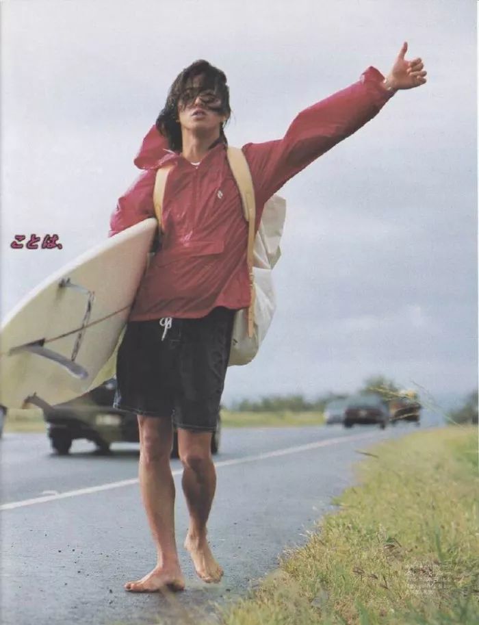 木村拓哉现在的变黑和变老很有可能和他热爱的冲浪有关,他还曾说过