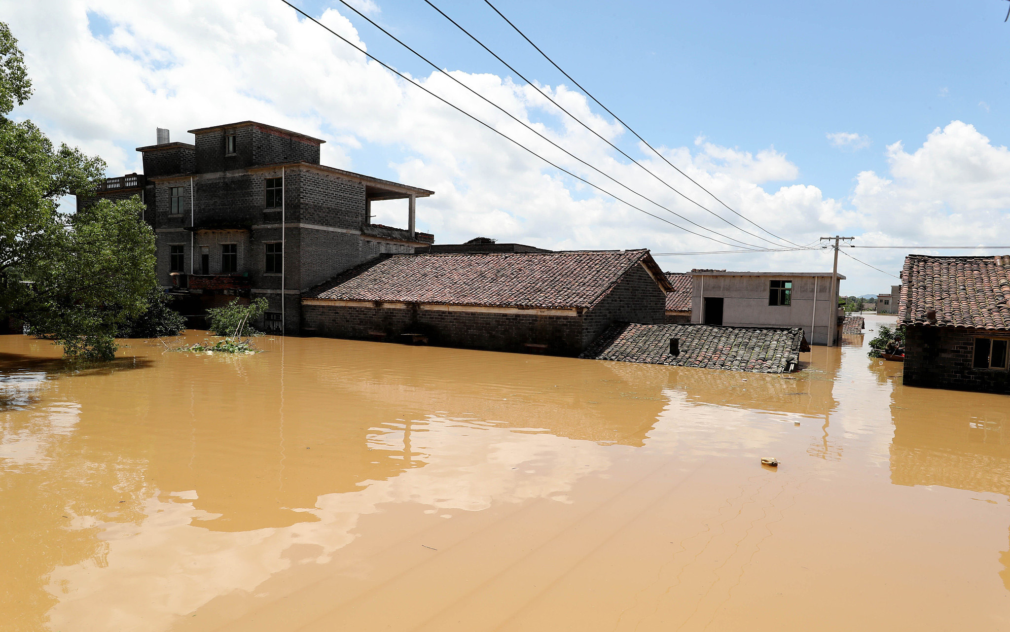 江西东乡:暴雨洪水致村庄成泽国