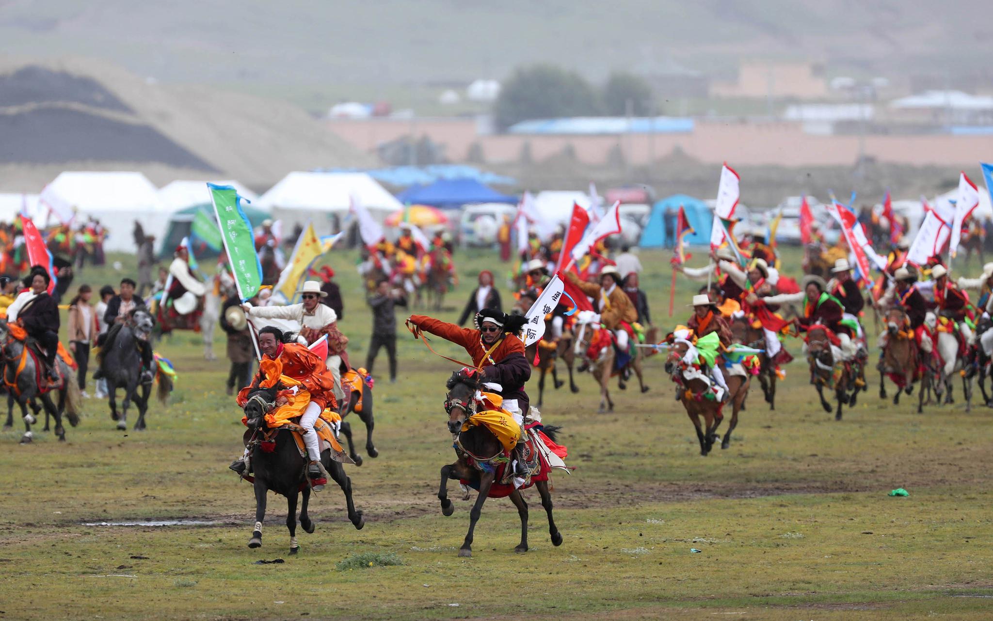 四川理塘县:八一赛马节开幕