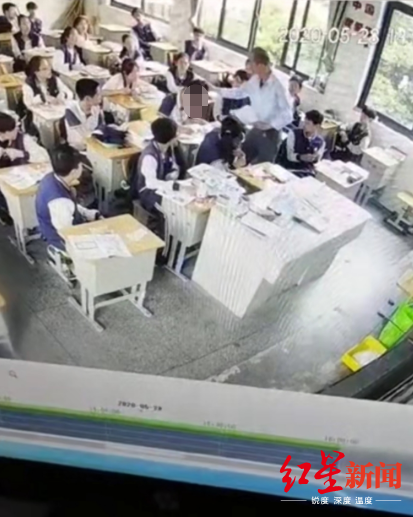 网传教师赵某在课堂上殴打女学生视频 图据微博
