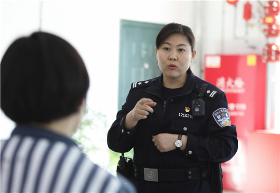 一身正气爱满心的监狱警察