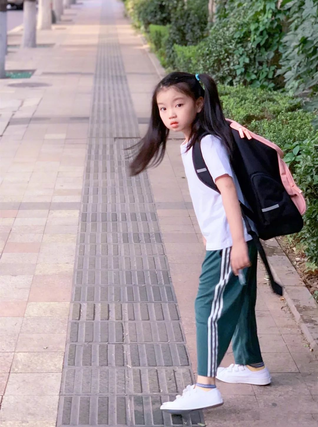 萌娃阿拉蕾开学,双马尾白t恤造型简约,私下甜美范儿俨然小女神