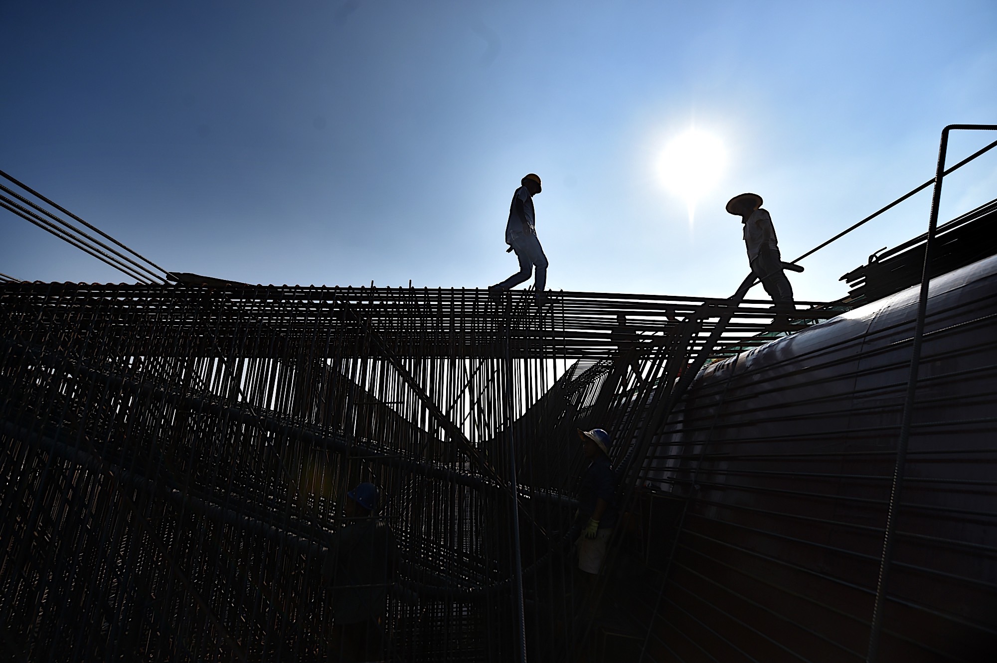 【视频】烈日下,行走在70度钢筋森林中