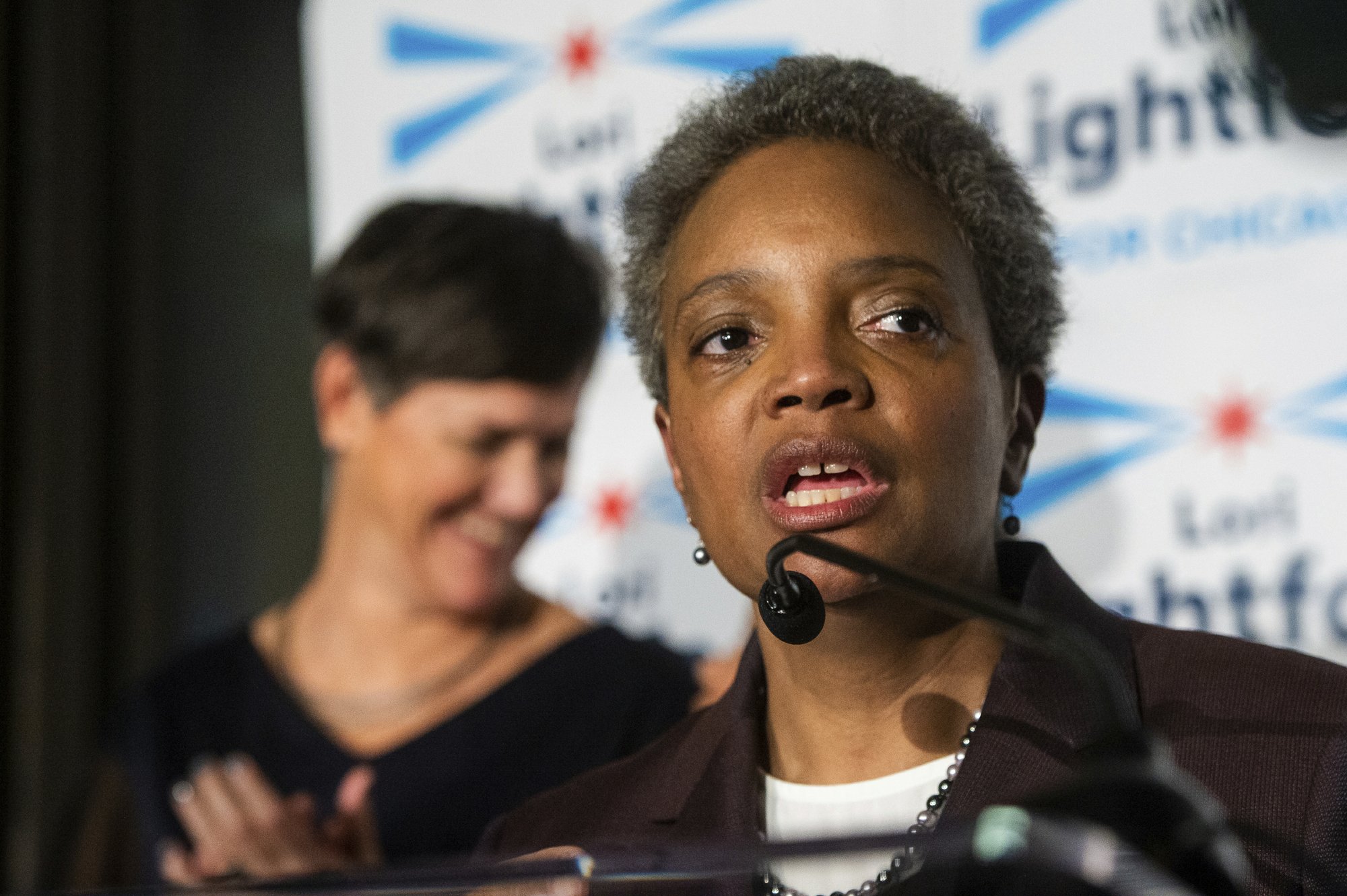 在竞选晚会上发表感言的Lori Lightfoot。