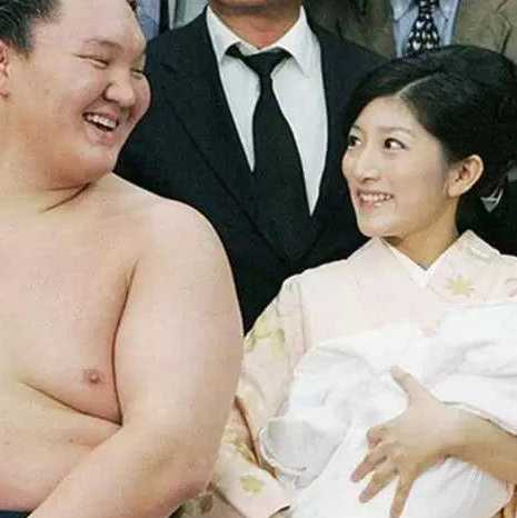 曼尼亚是世界上最重的相扑运动员,黑人相扑名将曼尼-亚伯勒.