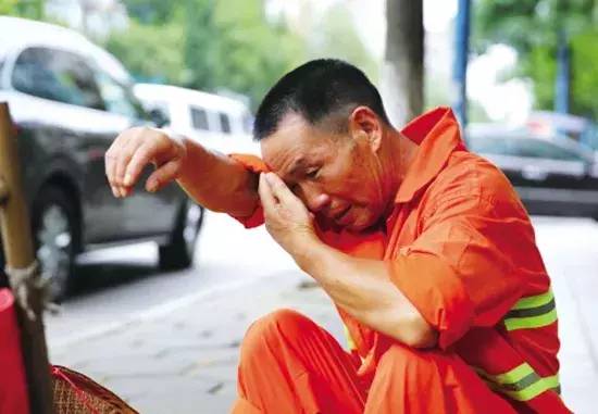 酷暑,在这个高温"烤"验的季节里,环卫工人尽量避免火灾以及事故的发生