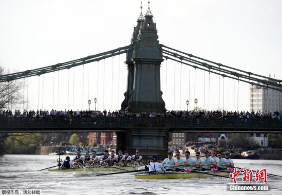 资料图：当地时间2017年4月2日，2017年牛津剑桥赛艇对抗赛在英国伦敦泰晤士河上举行。