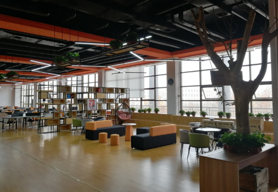 图书馆负责人介绍了博文楼大厅的文化建设,使用和管理情况.