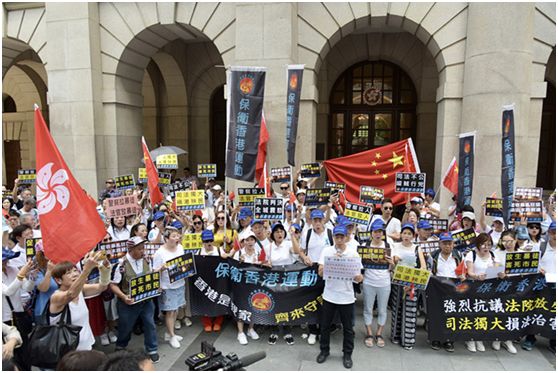12日下午，香港民间团体“保卫香港运动”在终审法院外抗议 。来源：香港中通社