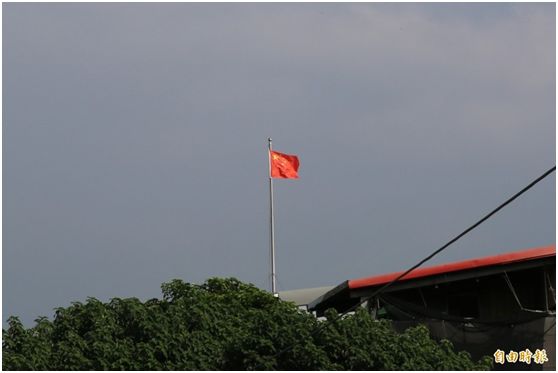 台湾五星红旗:盼统一 台湾民宅屋顶多年飘扬五星红旗(图) 钟年勋的屋顶高挂五星红旗。来源:台媒