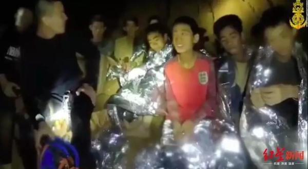 救援人员在洞穴中发现的足球队师生（图自：CNN）