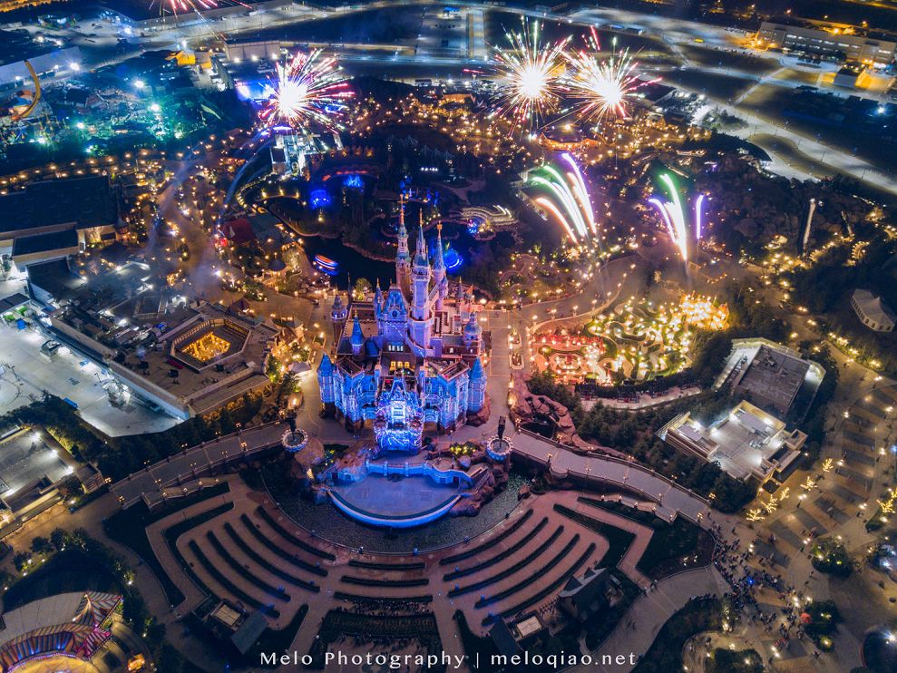 航拍迪士尼烟火大会惊艳朋友圈慢一点长大也没关系