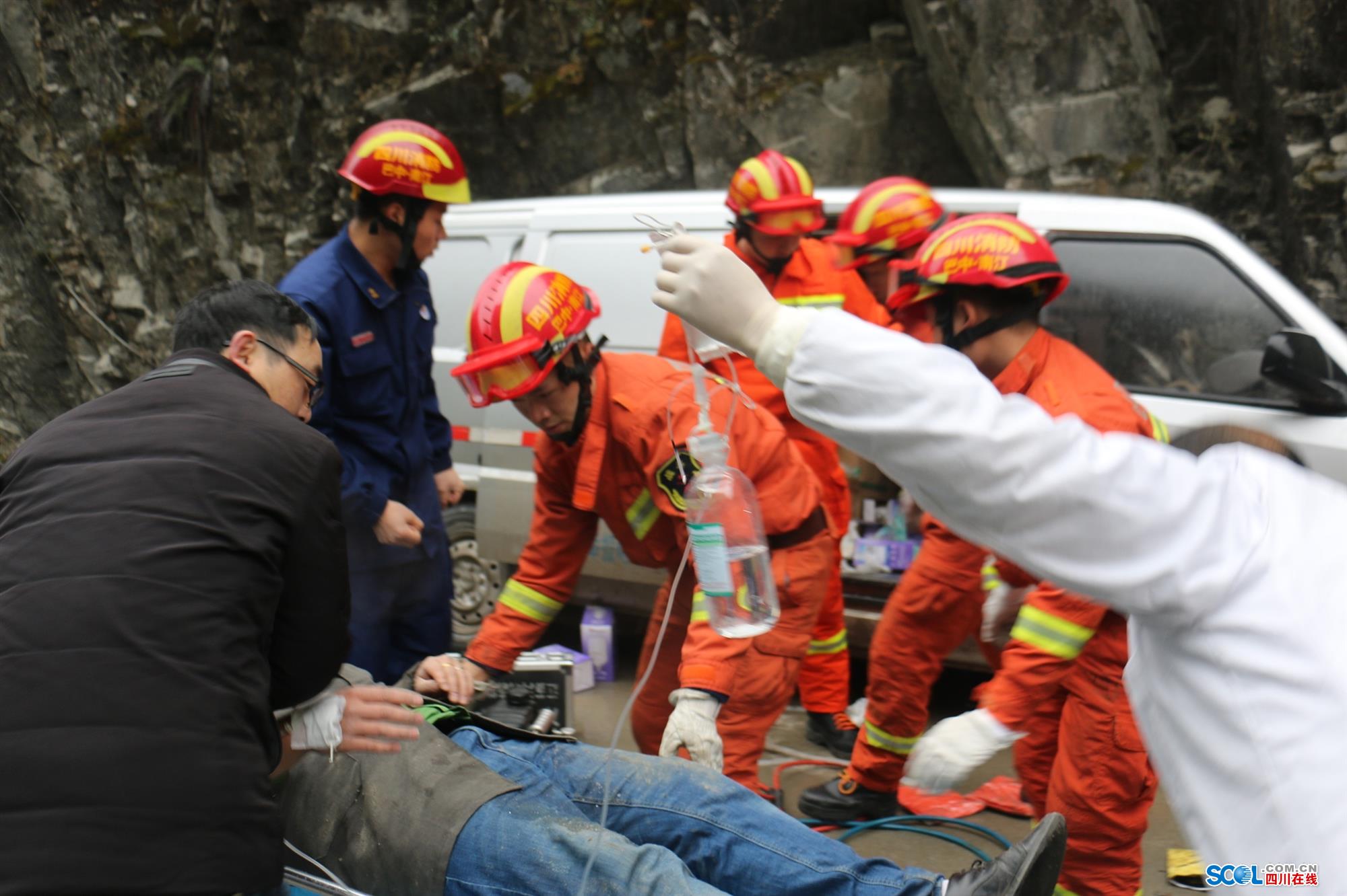 南江一面包车避让来车撞上山体 消防紧急救人