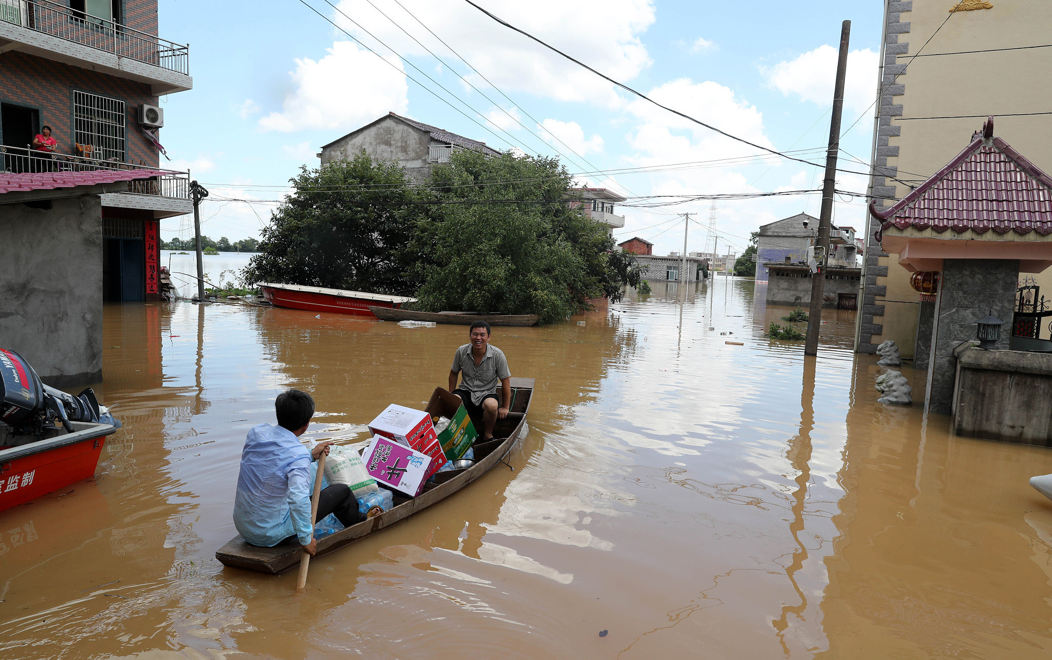 江西东乡:暴雨洪水致村庄成泽国