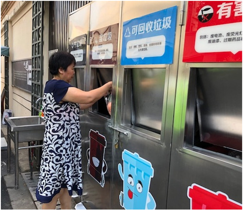 上海警备区第四干休所小区居民在投放垃圾 田泓摄