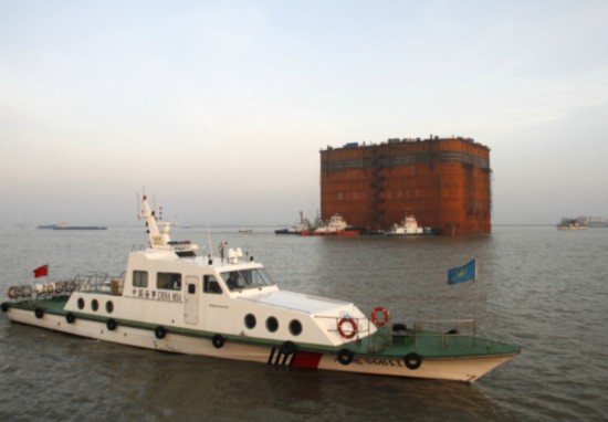 正文                   "沉井拖航船队由11艘拖轮组成,长达200多米