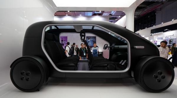 11月6日，首届中国国际进口博览会上，观众在观看一种新型电动车。  新华社 图