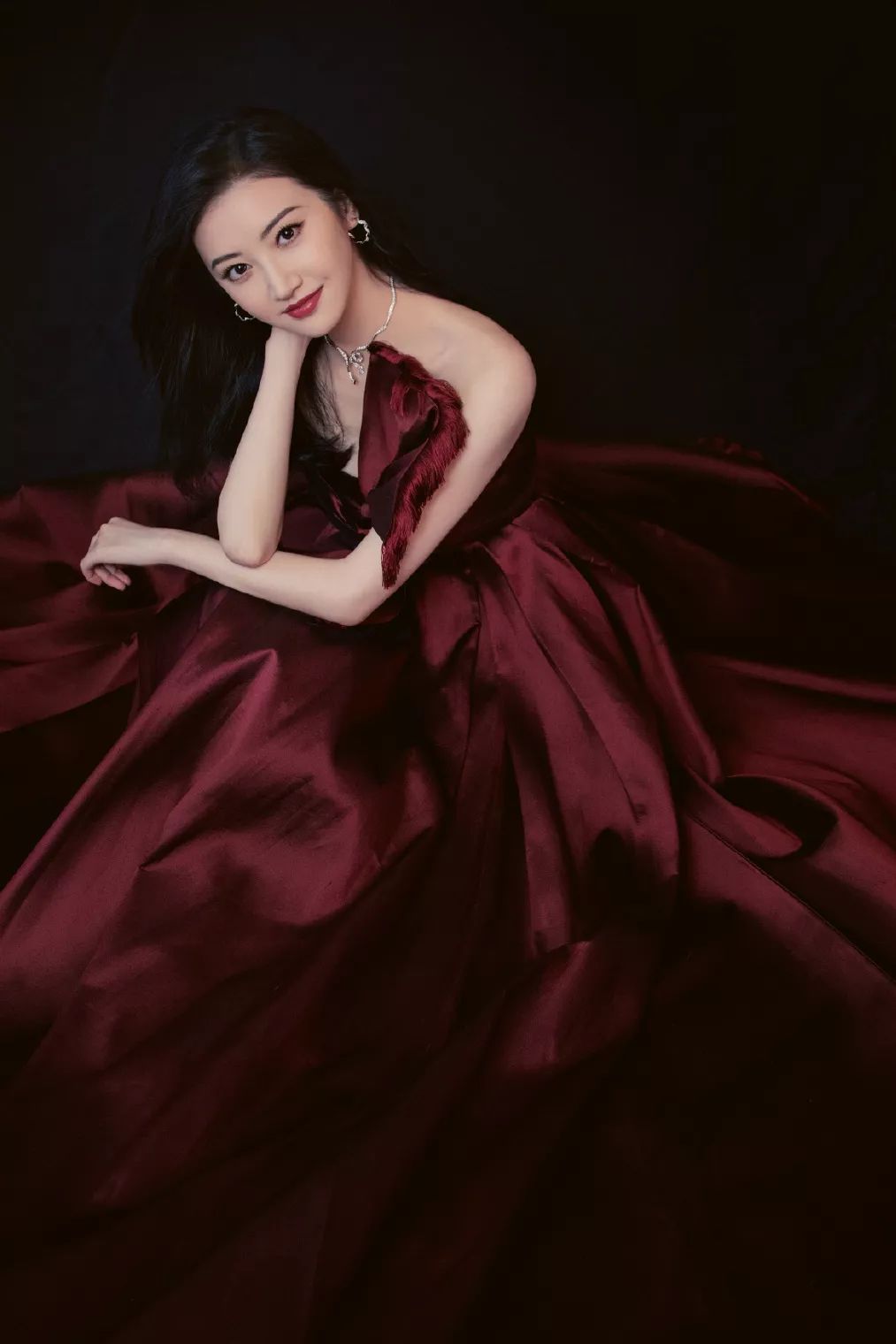 31岁景甜改走女王路线穿车厘子色礼裙优雅高贵皮肤白皙身材赞