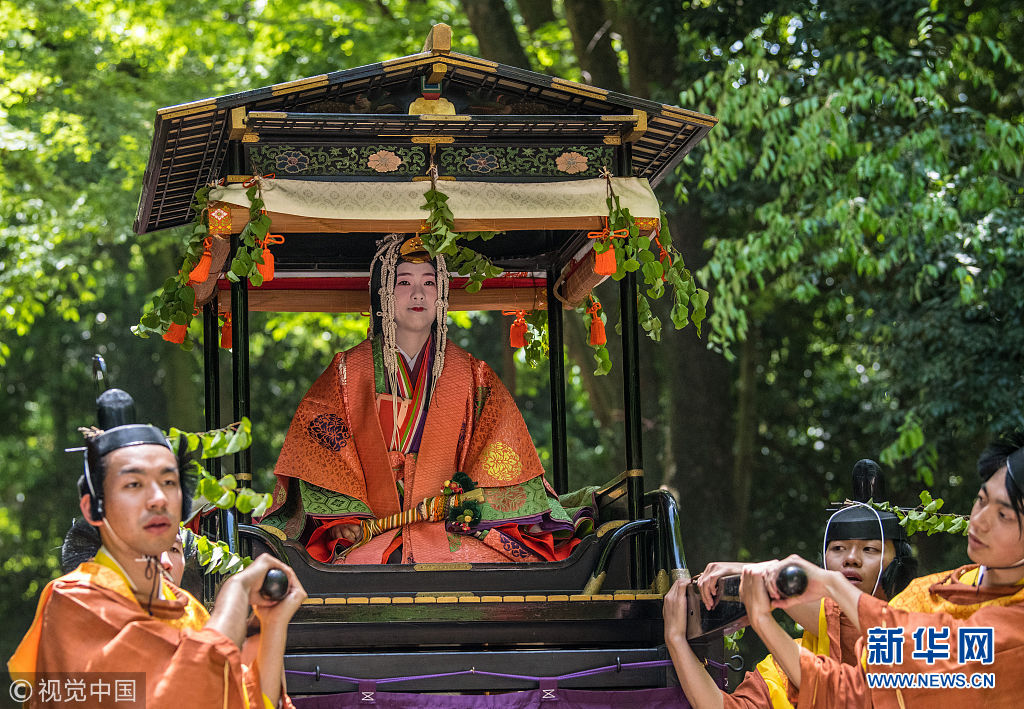 日本京都举行传统葵祭 华服游行美如画