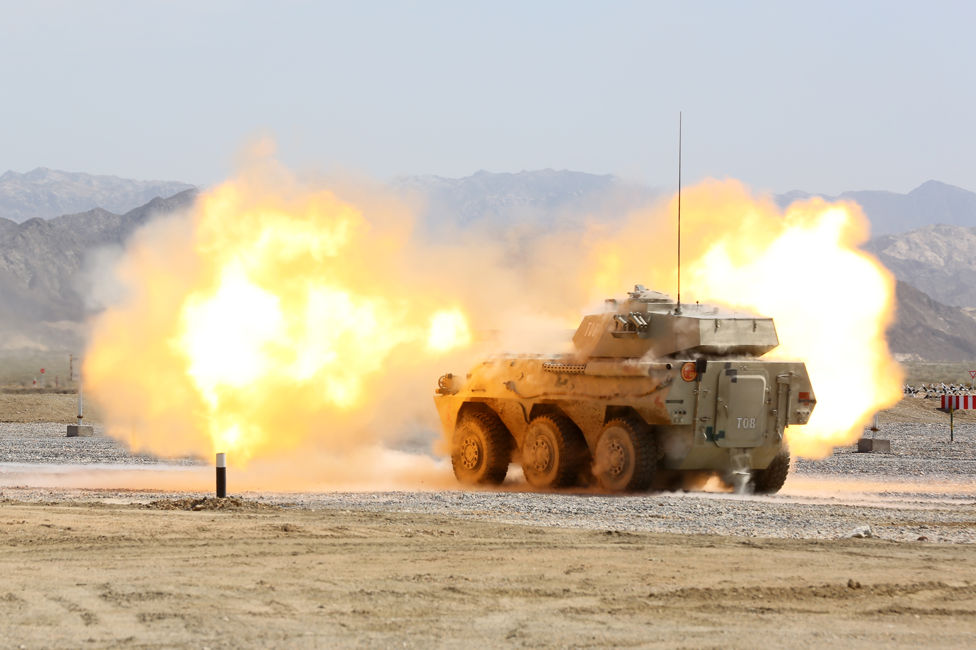 国际军事比赛丨图集:戈壁滩上铁甲洪流,天山脚下万炮齐鸣