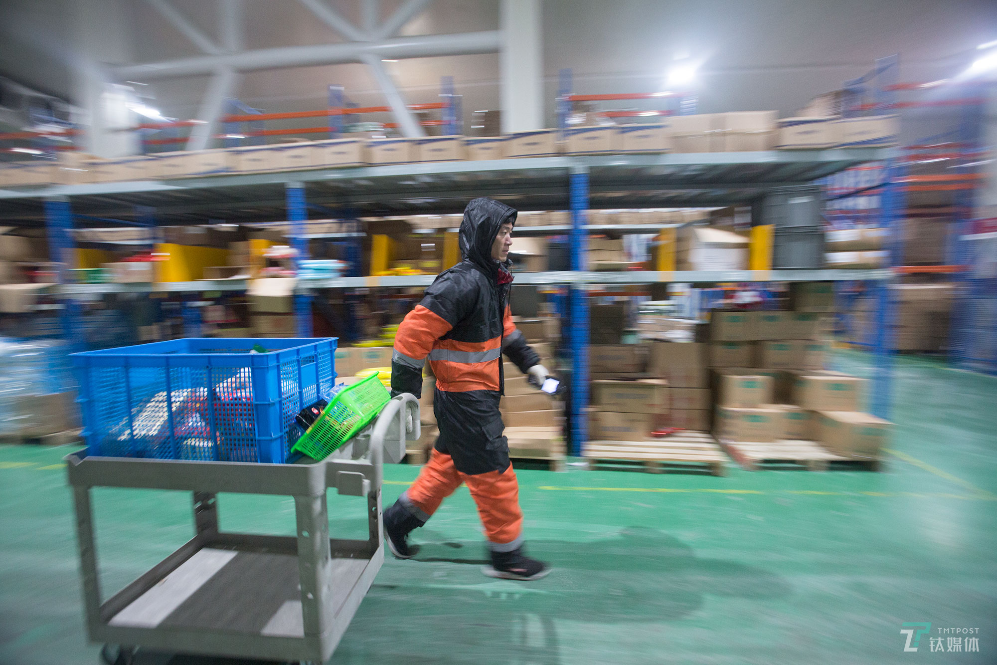 探访京东冷冻仓库拣货员寒冬里作业酷暑中取暖丨钛媒体影像在线